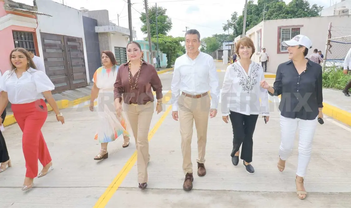 El mandatario caminó por la calle pavimentada. Foto: Cortesía