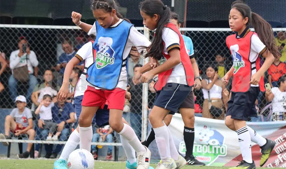Flavio Antonio Paniagua reina en la femenil