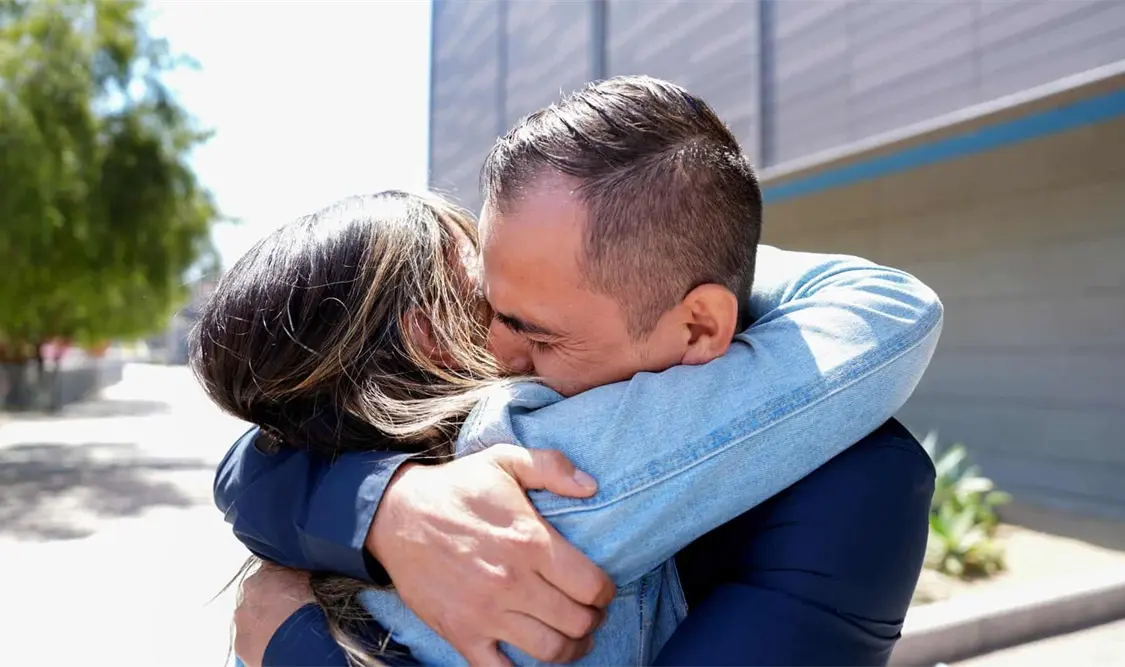 Las medidas de Biden permitirán regularizar la situación de migrantes casados con estadounidenses. Cortesía