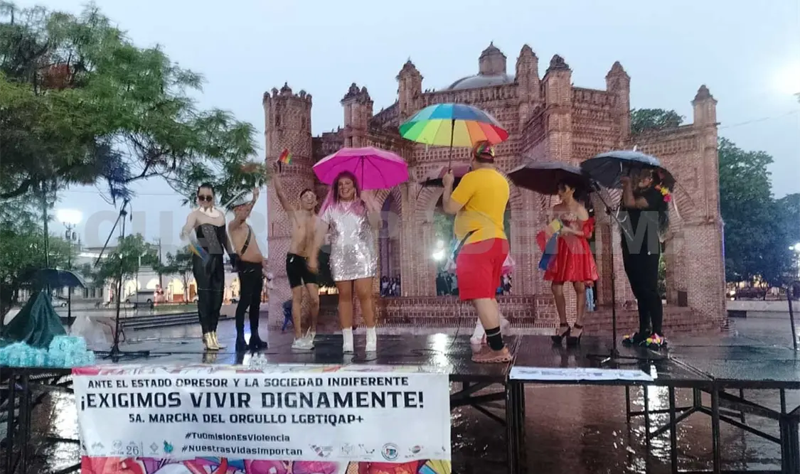 Celebran primera marcha gay