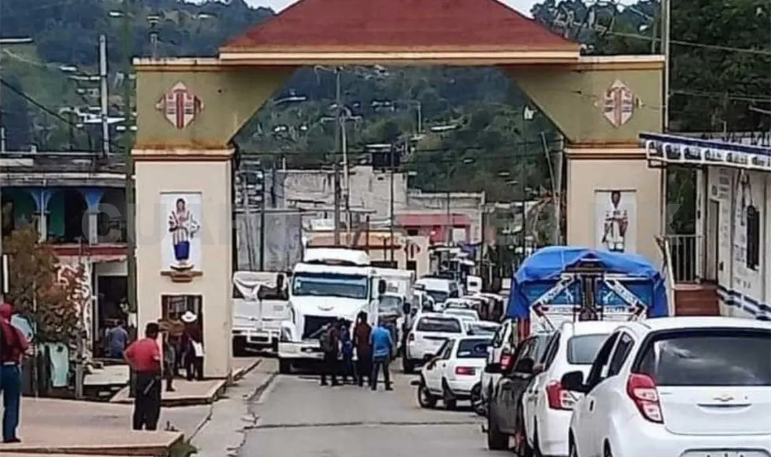 Refuerzan bloqueo carretero en Oxchuc