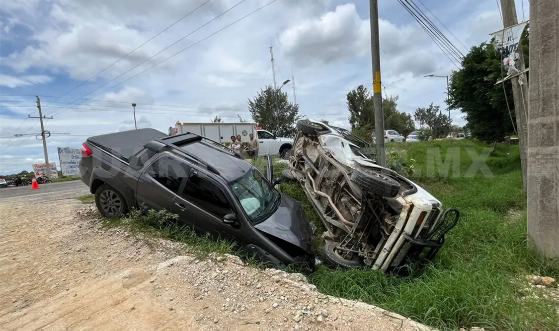 Dos lesionados en choque y volcadura