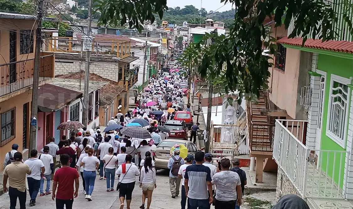 Desplazados de Tila marchan para pedir paz