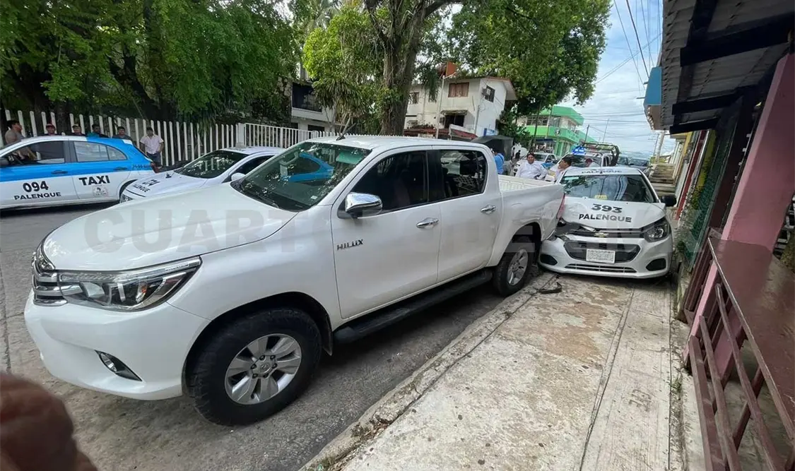 Ruletero se queda dormido y se incrusta en camioneta