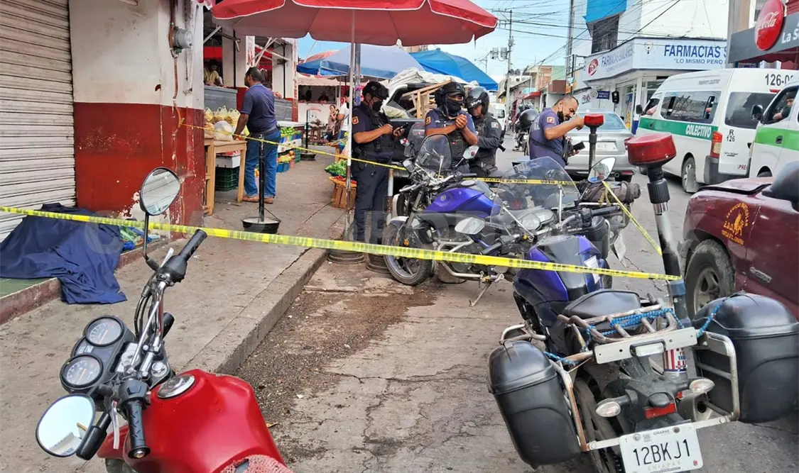 Agoniza durante varias horas y muere en la calle