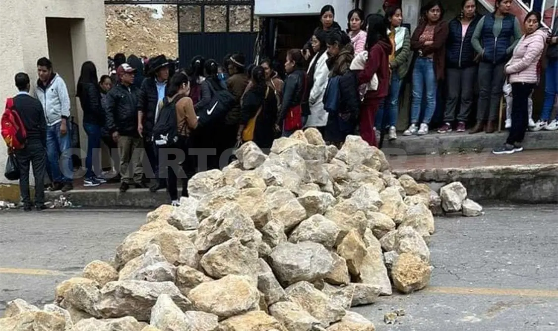 Instalan bloqueo indefinido en la entrada de Oxchuc