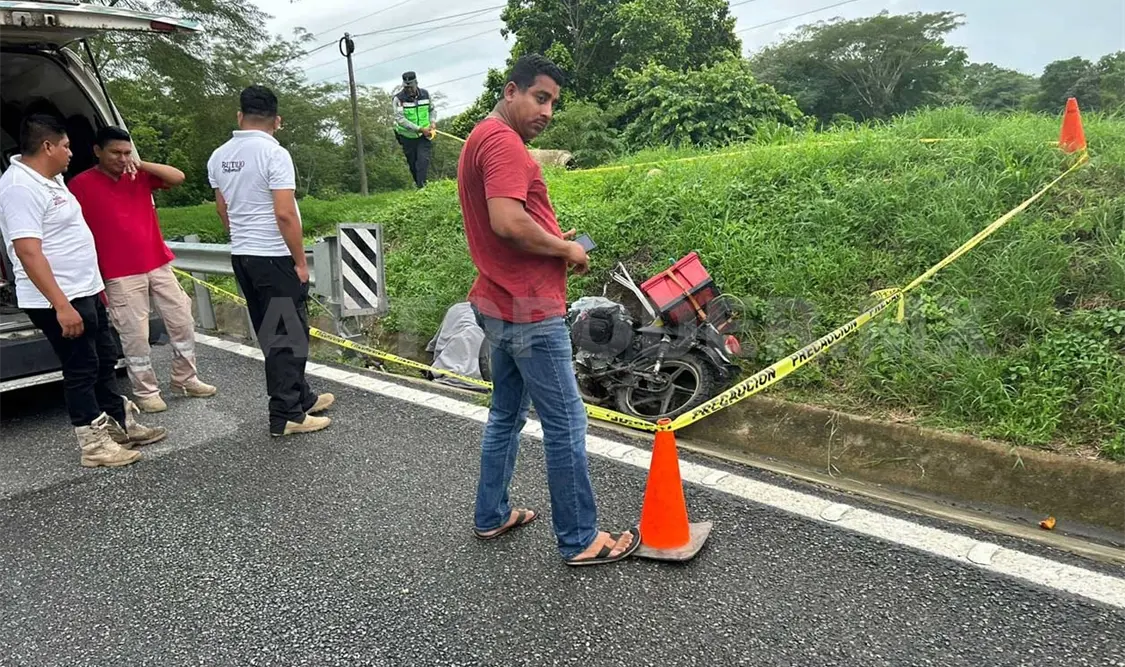 Fallece motorista al impactar contra barra de contención
