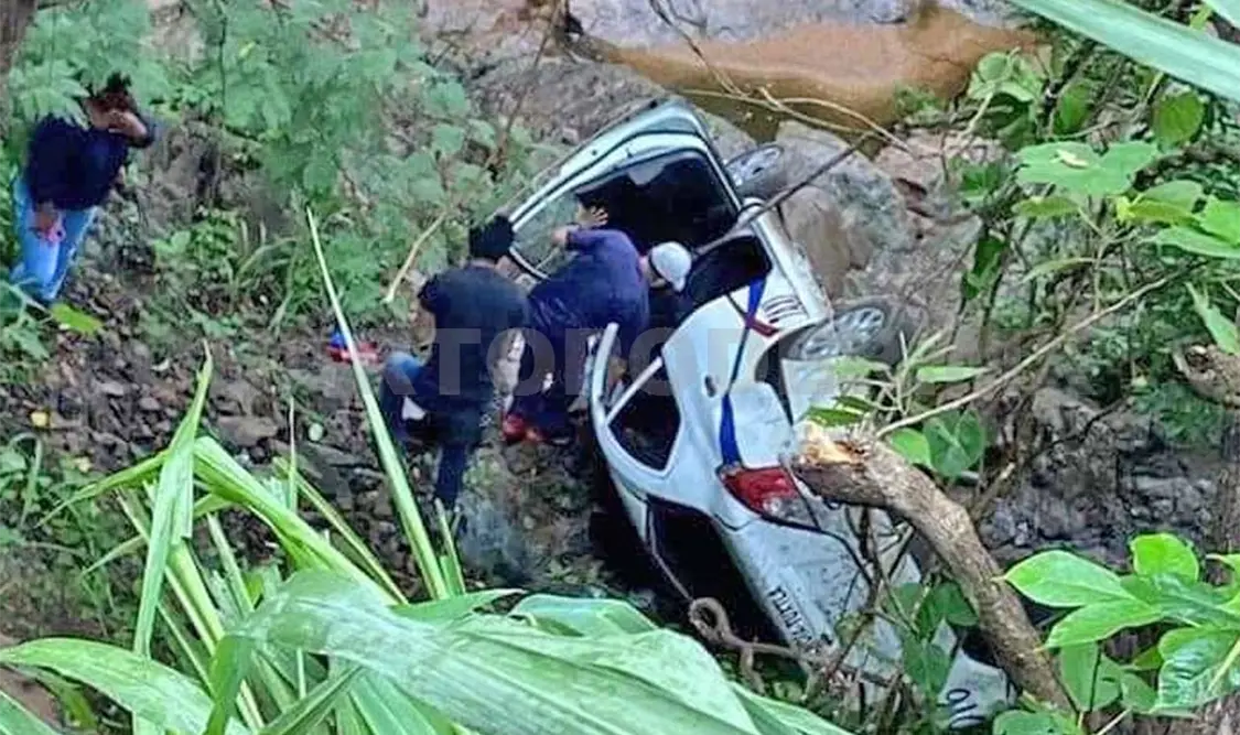 Taxista se va al fondo de un barranco en tramo carretero