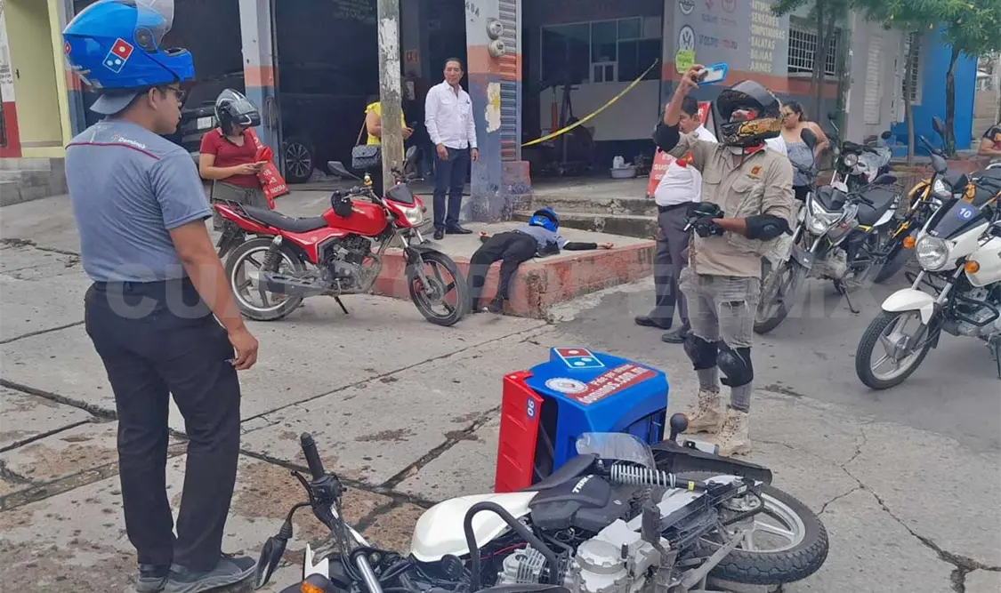 Embisten a motorrepartidor y lo dejan policontundido