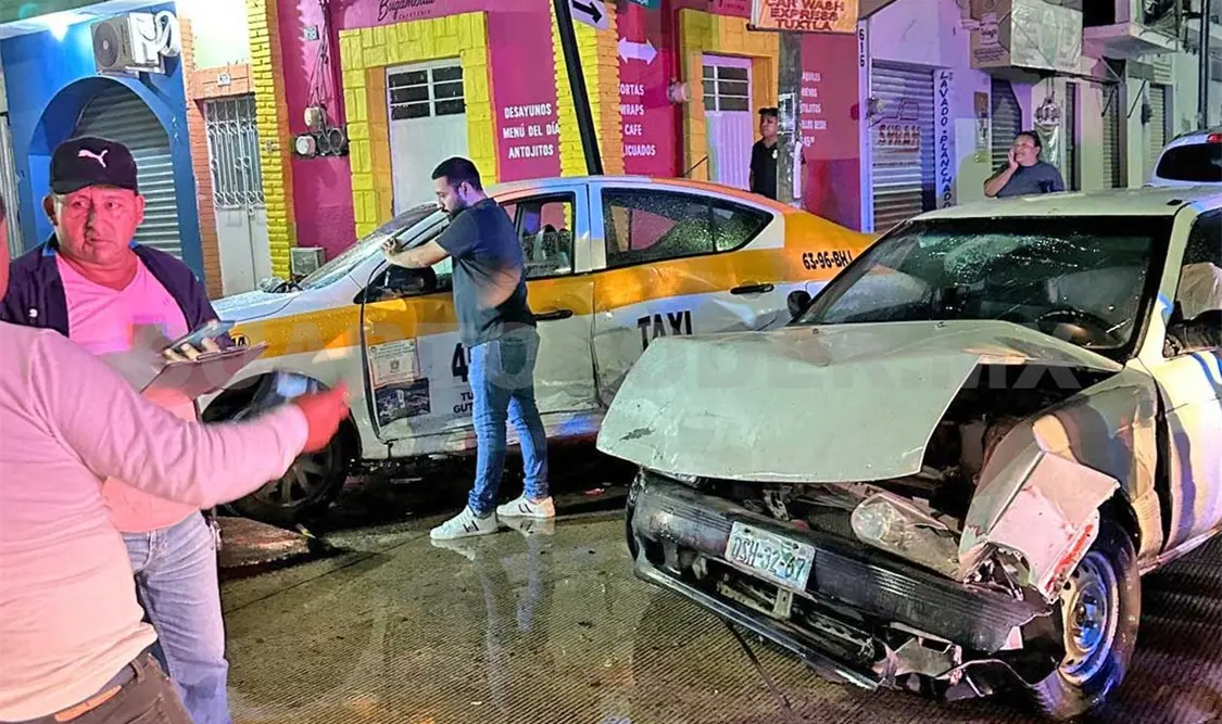 Colisionan por corte de circulación en El Magueyito