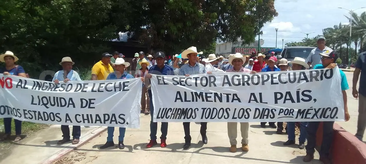 Marchan productores de leche ante inconformidad