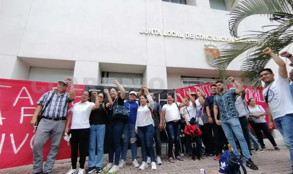 Sindicato del CECyTE bloquea Junta de Conciliación y Arbitraje