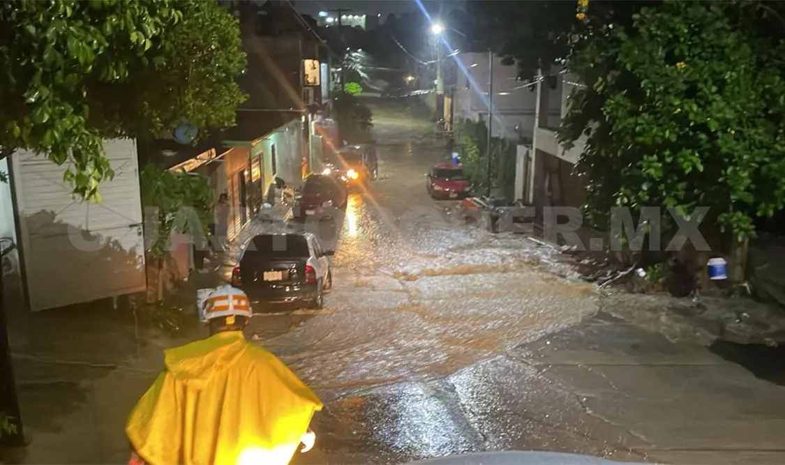 Fuertes lluvias desbordan arroyo