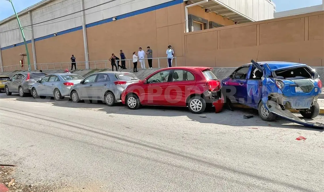 Tráiler se impacta en vehículos estacionados