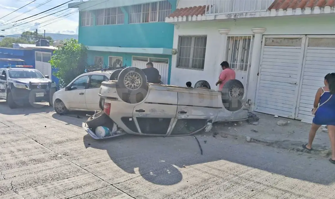 Vuelca automovilista en la colonia Patria Nueva