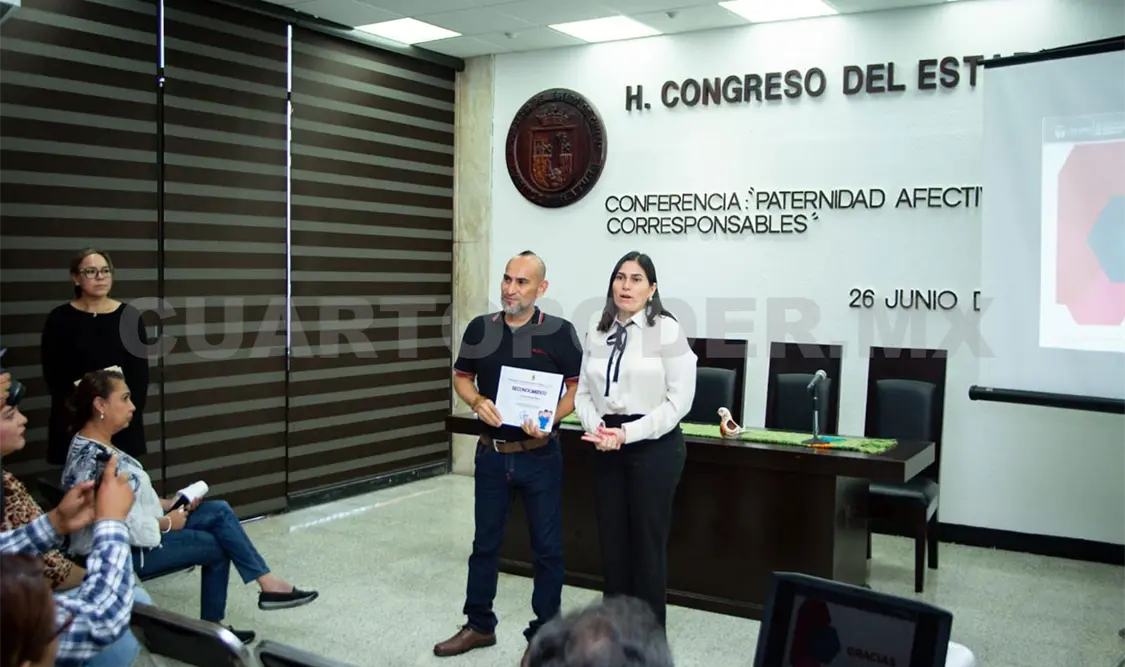 Imparten conferencia sobre paternidad corresponsable