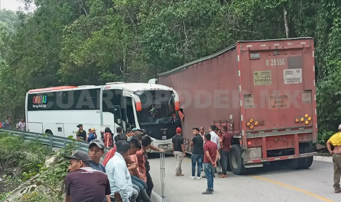 Colisionan camiones en curva peligrosa