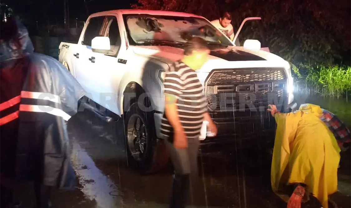 Quedan atrapados en encharcamiento por las lluvias