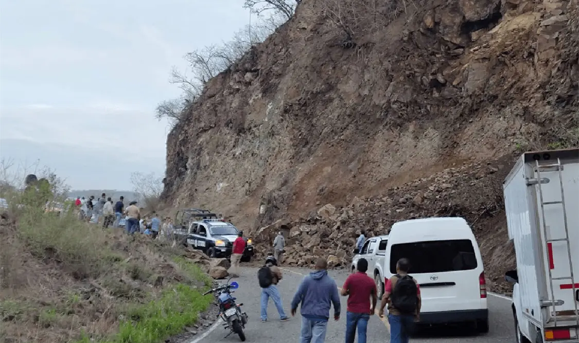 Deslaves dejan incomunicada a la Sierra Juárez