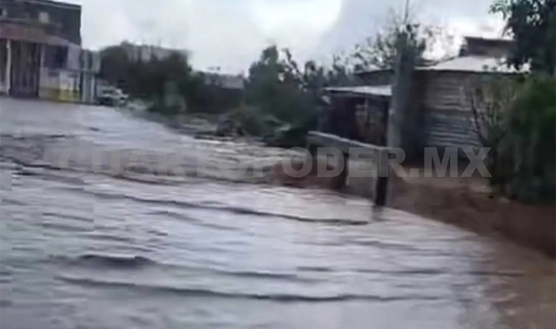 Lluvia ocasiona daños a automovilistas y cultivos
