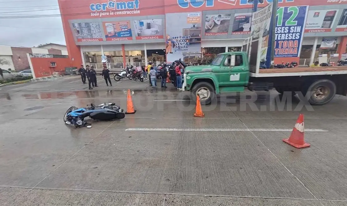 Dos lesionados al ser embestidos por camión