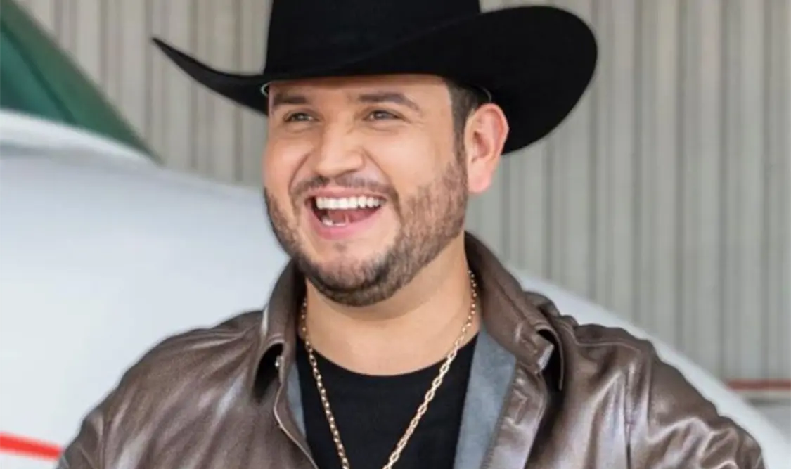 Colapsa escenario donde estaría Edén Muñoz