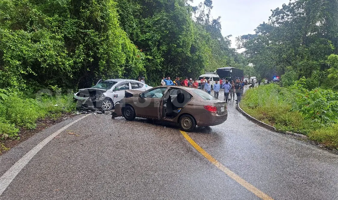 Se estrellan dos vehículos; hubo varios heridos