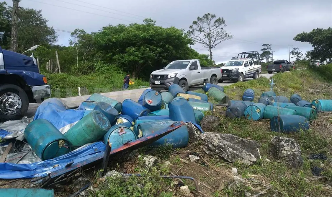 Vuelca camión con combustible