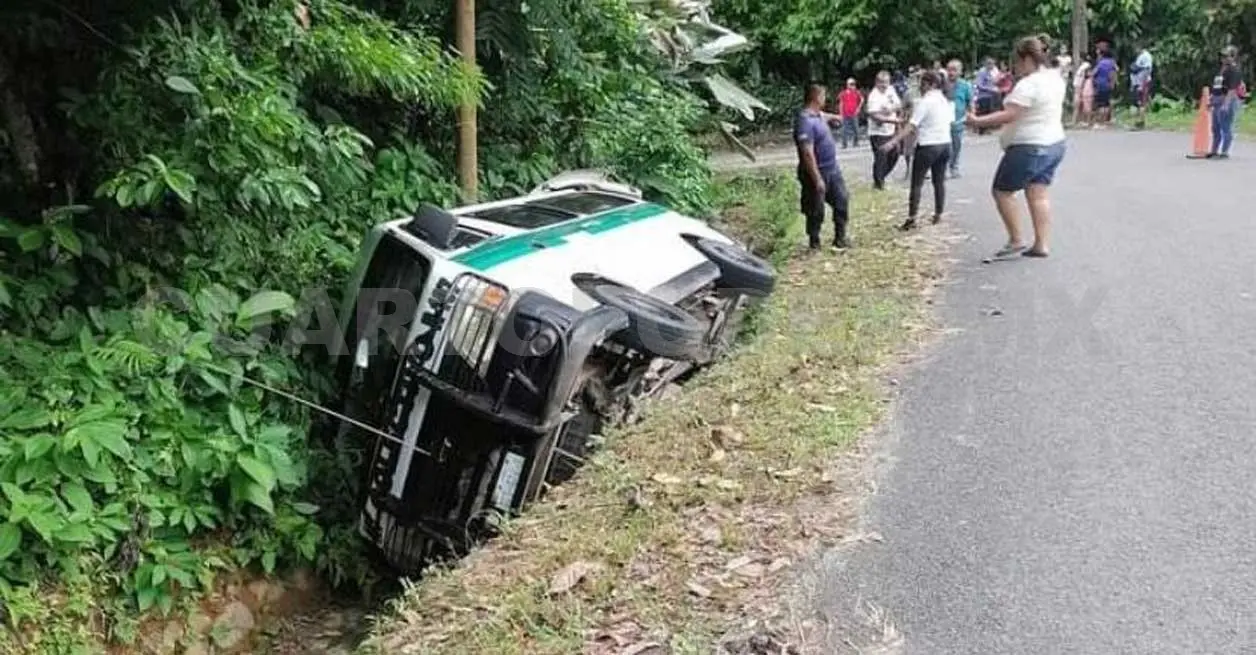 Volcadura salda con cinco lesionados