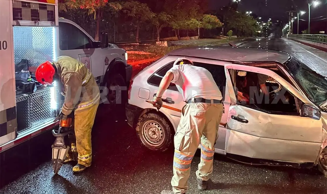 Queda prensado al estrellar en barras de contención
