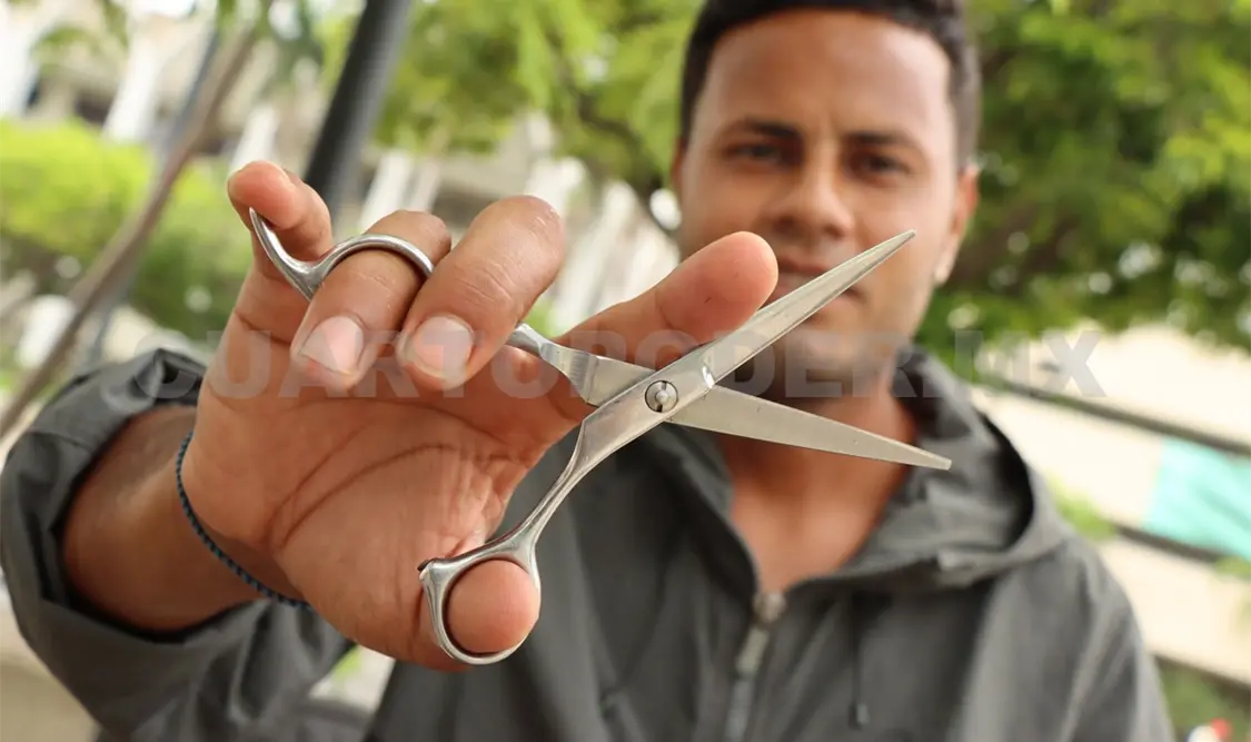 Cortar el cabello y viajar, la peculiar vida de Víctor