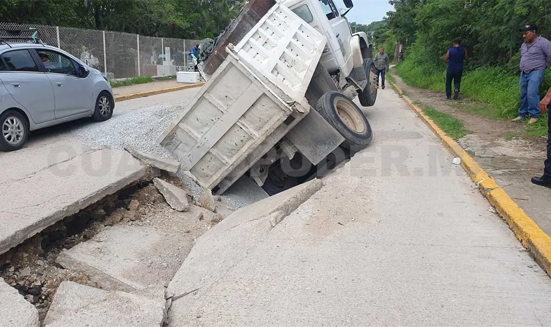 Cae Volteo en socavón y deja daños cuantiosos