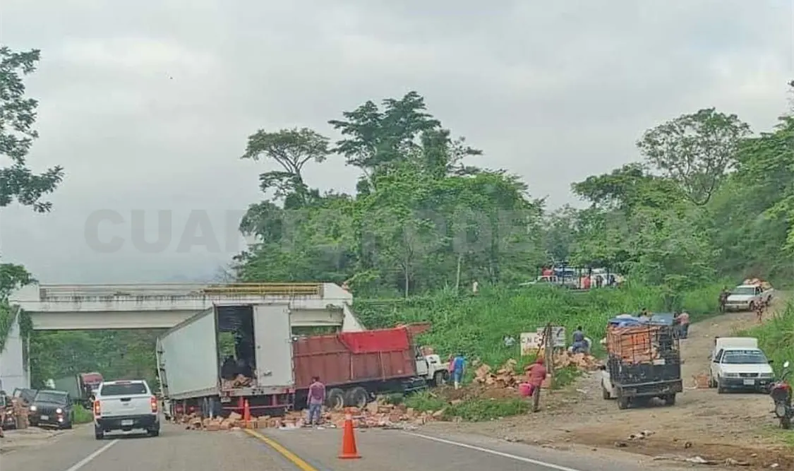 Dos camiones se impactan de frente