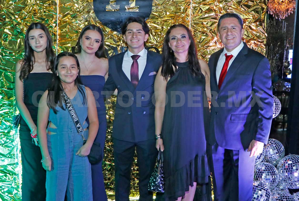 Jóvenes dicen adiós a la prepa