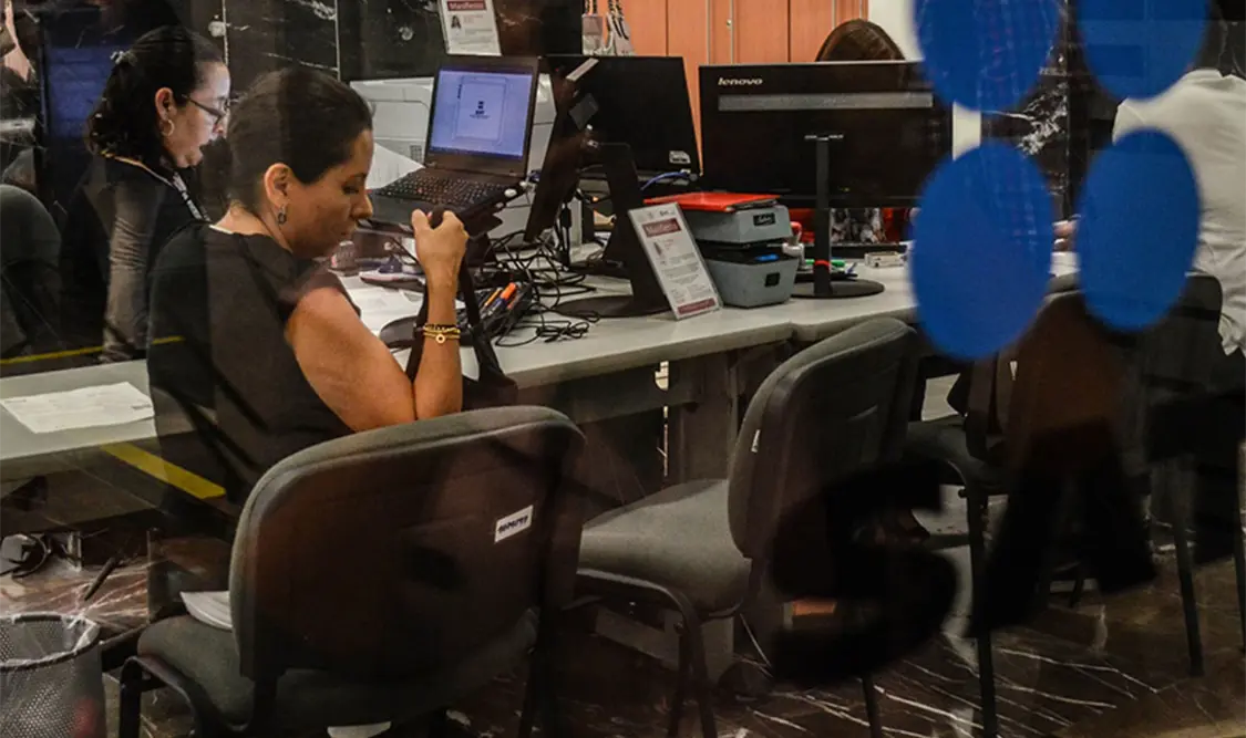 SAT pone en lista negra a dos empresas