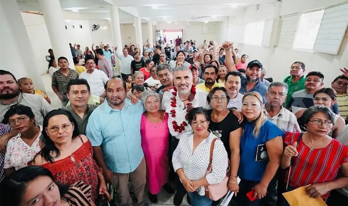 Escucha Ángel Torres las necesidades de las familias