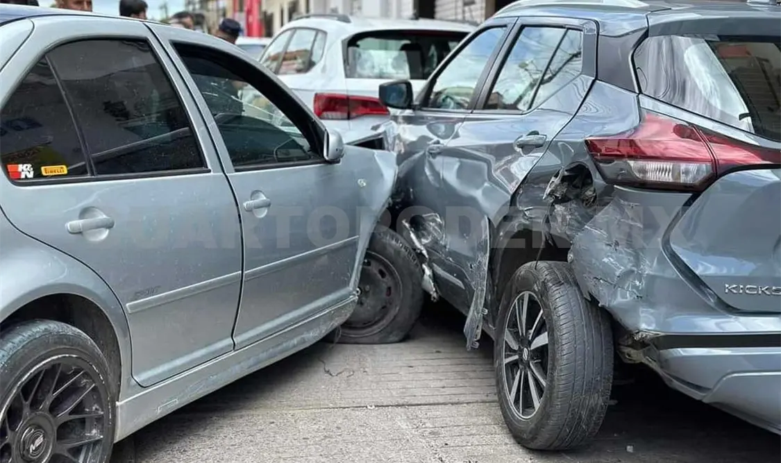Manejaba ebrio y destroza varias unidades