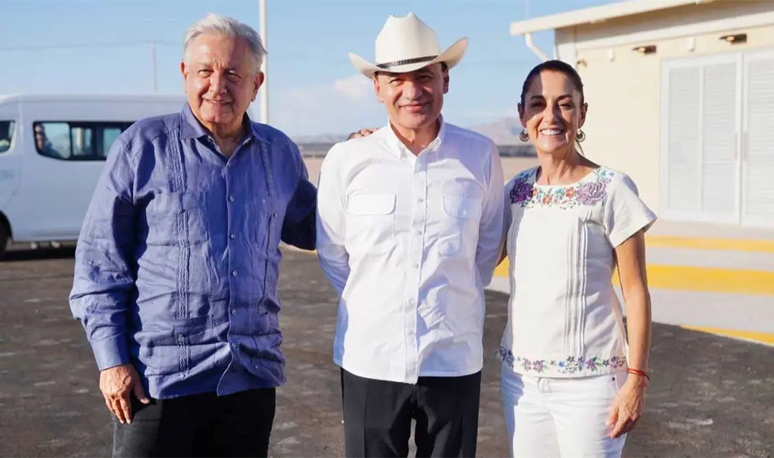 Claudia y López Obrador llegaron a bordo de una camioneta por un camino de 14 kilómetros de terracería en medio del desierto. Cortesía