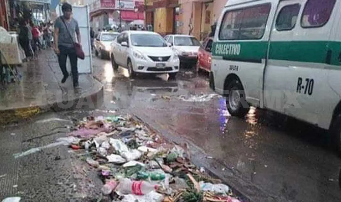 Así lucen las rejas de las alcantarillas cuando se acumula la basura. Cortesía