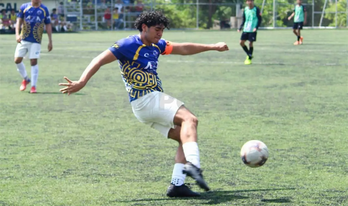 Los dos equipos lucharon hasta el final para quedarse con el triunfo en este primer partido, pero ninguno lo logró. Alan Pola/CP