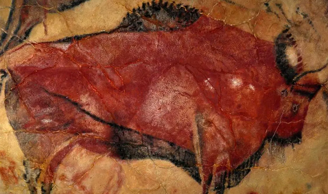 La pintura rupestre de un jabalí y tres figuras humanas a su alrededor data de hace unos 51 mil 200 años. CP