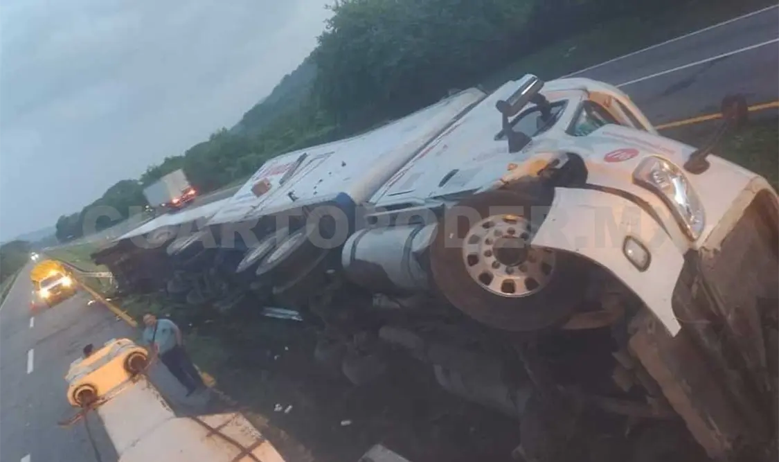 El vehículo acabó varado y fue necesaria la intervención de las autoridades. Jesús Cruz / CP