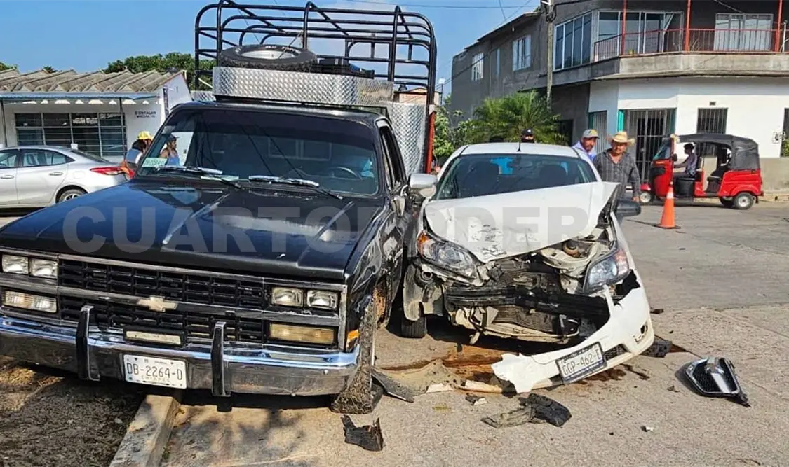 La camioneta tenía la preferencia, pero el Aveo no hizo alto en el cruce y provocó el impacto. Osman Toledo / CP
