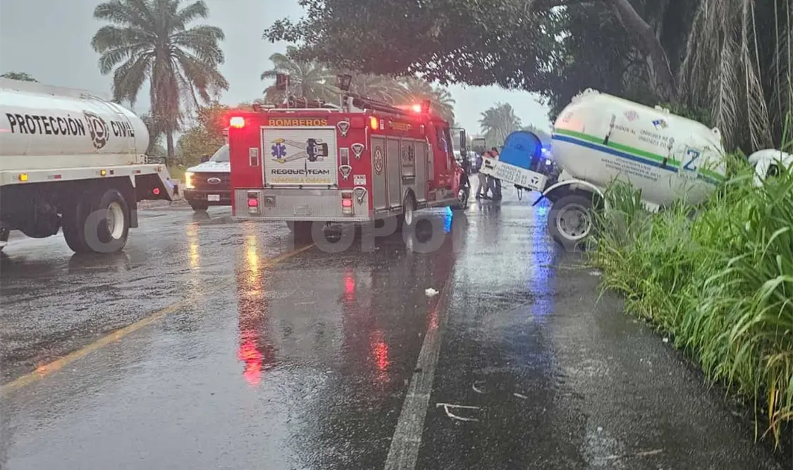 El percance de la pipa de gas fue por una mala maniobra, la intensa lluvia y el mal estado de la carretera. Víctor Sánchez / CP