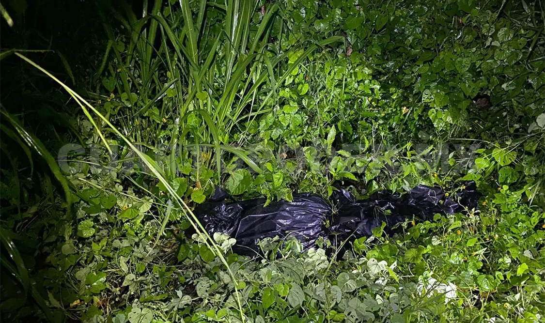 Encuentran a un embolsado en camino de terracería