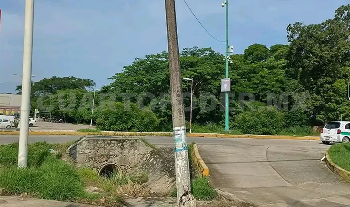Alertan por poste de luz que está por caer