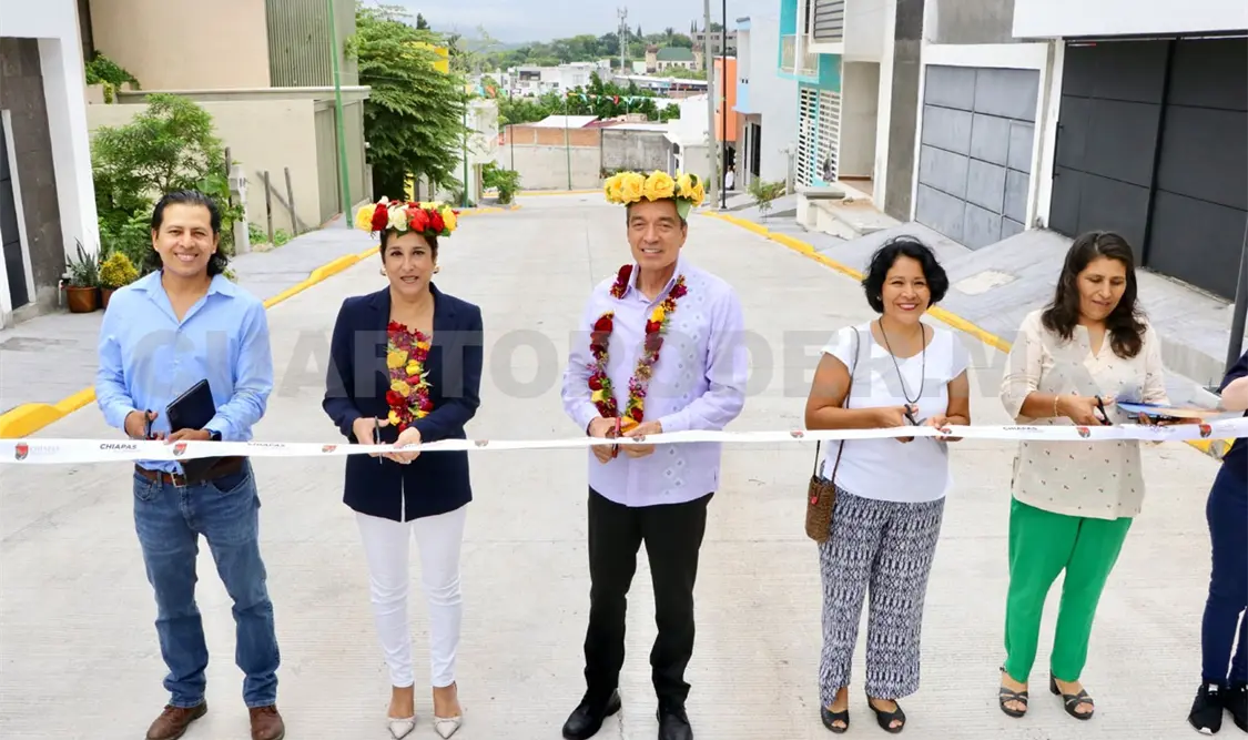 Inaugura REC pavimentación en Barranca Verde, Tuxtla