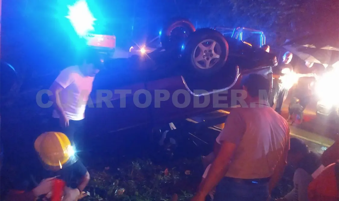 Volcadura de camioneta deja cuatro lesionados