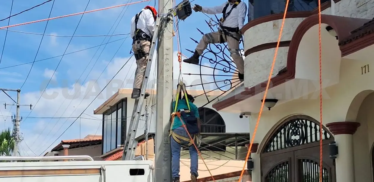 Eléctrico sufre desmayo y queda colgado de poste
