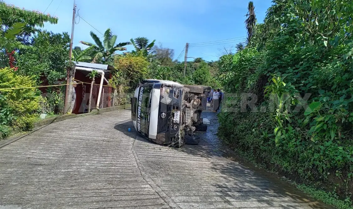 Un muerto y nueve heridos en volcadura de combi